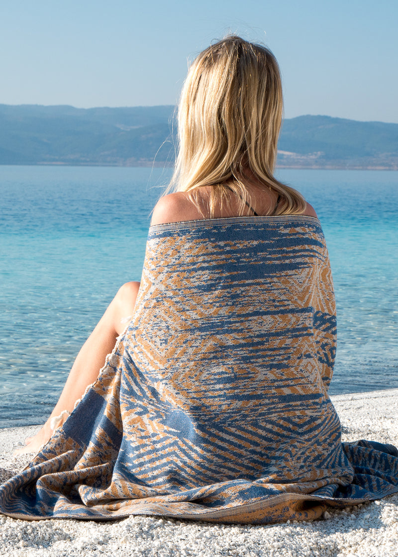 decorate throw blanket as sand-free beach towel with handloomed tassels at the beach, Reflective quick-drying Turkish towel Bezzazan